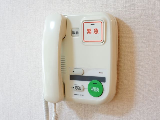 緊急コール装置のアップ ナースコール 安心の緊急時対応を示すコール装置が設置されており、スタッフへの迅速な連絡が可能です。安全な環境作りに配慮しています。