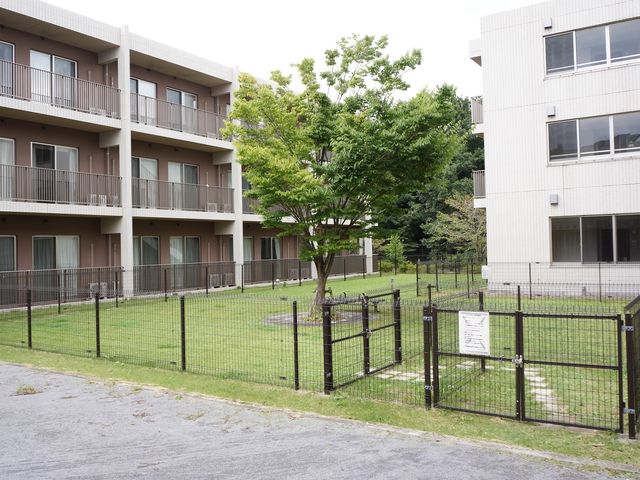 緑豊かな施設の外観 ドッグラン 開放的な環境が自慢の施設で、新しい働き場を見つけてみませんか。緑に囲まれた快適な空間で、ご利用者の笑顔に触れられることでしょう。
