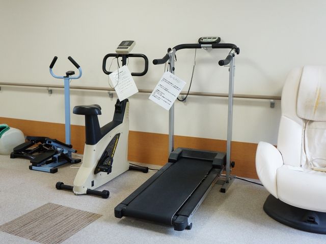 フィットネス機器の整った部屋 共用スペース 日々の健康維持に役立つ機能訓練室が整っており、明るい雰囲気の中でトレーニングができます。快適なリハビリ環境を提供する職場での就業をご検討ください。