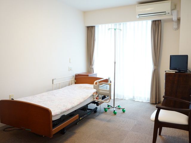 明るい居室の様子 居室 ゆったりとした居室には、生活に必要な備品が整っており、窓からは自然光がたっぷりと差し込みます。快適な生活環境でお仕事を始めてみませんか。