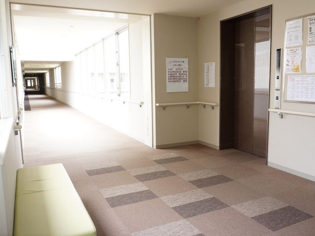 明るい廊下と掲示物