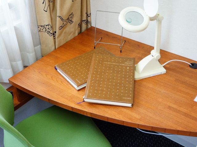 快適な居室のデスク 机 居心地の良い空間で、ゆったりと読書できるデスクが設けられています。仕事や趣味の時間も大切にしていただけます。