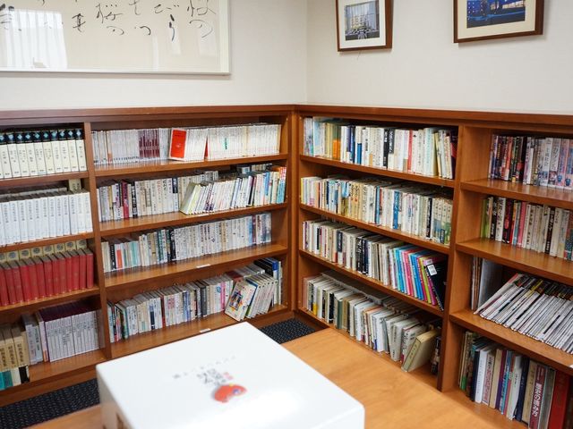 図書コーナーの棚 共用スペース 多彩な選書の棚が並ぶ快適な空間で、読書をしながら穏やかな時間を過ごせます。ここで新しい知識を得たり、リラックスしたりしてみませんか。