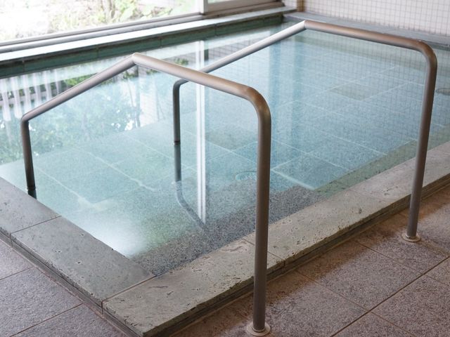 手すり付きの平坦な浴室 大浴場 床と段差のない滑りにくいデザインの浴室です。手すりが設置されており、安全にご利用いただけます。