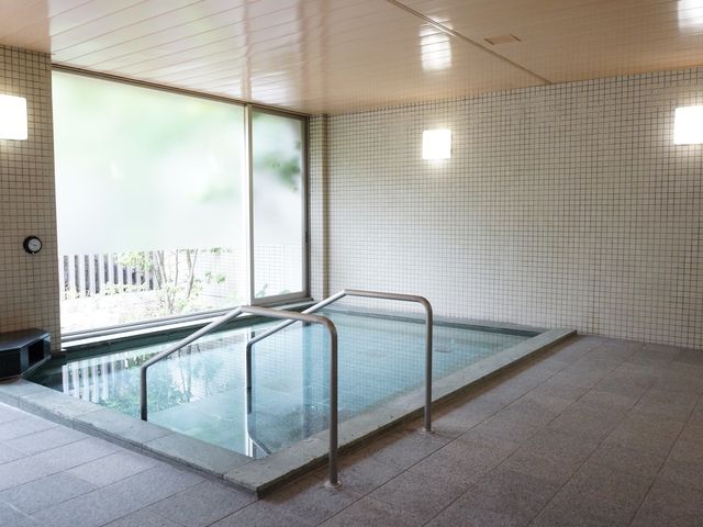 明るい浴室と窓外の自然 大浴場 ゆったりとしたバリアフリー設計の浴室です。大きな窓からは柔らかな日差しが差し込み、開放感ある入浴時間を過ごせます。
