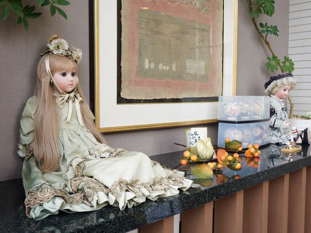 人形と飾りのロビー 飾り棚 憩いの場となるロビーには、趣のある人形と季節の装飾が心温まる空間を演出しています。落ち着いた雰囲気でのひと時をお過ごしいただけます。