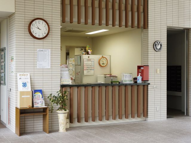 受付カウンターと時計 受付 整然と配置された受付エリアです。時計が設置されており、ゲストの時間管理も容易です。