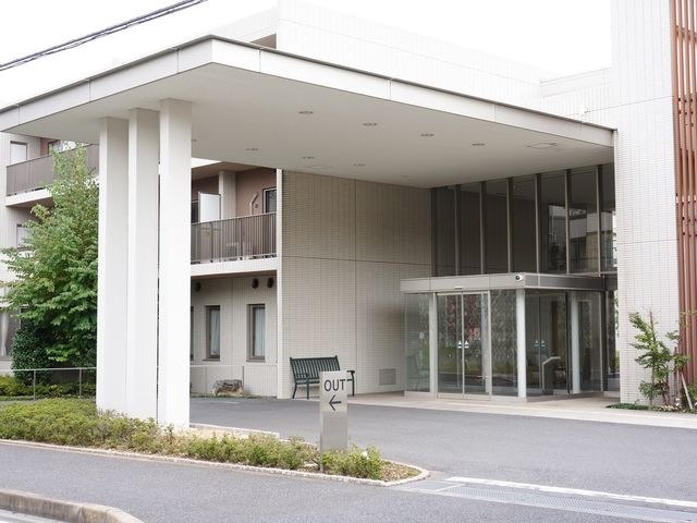 明るい施設のエントランス 入口 開放感のあふれるエントランスは、訪れる方々を温かく迎え入れます。スタッフとして働くやりがいを感じられる場所です。