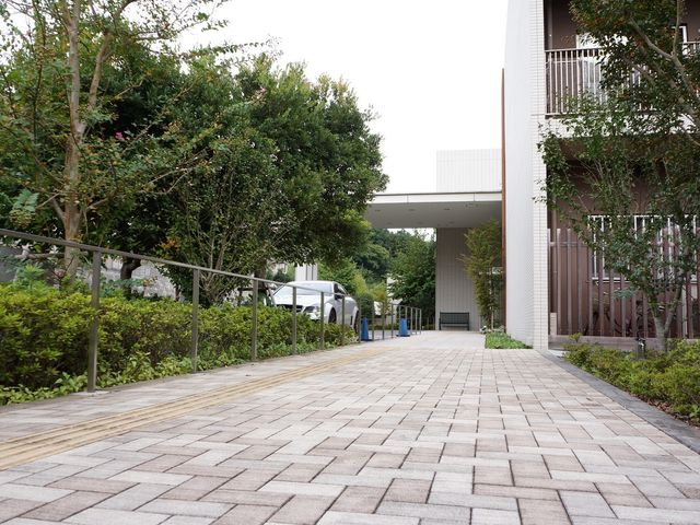 緑豊かなエントランス エントランス ゆったりとした通路には自然の緑があふれ、心地よいアプローチがお出迎えします。快適な勤務環境をお求めの方に最適です。