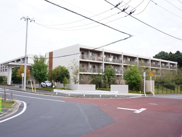 施設の外観と緑 施設 広々とした敷地に建つ施設は、落ち着いた色合いとモダンな設計が特徴です。快適な環境で職務に励めるような場所をお探しの方に最適です。