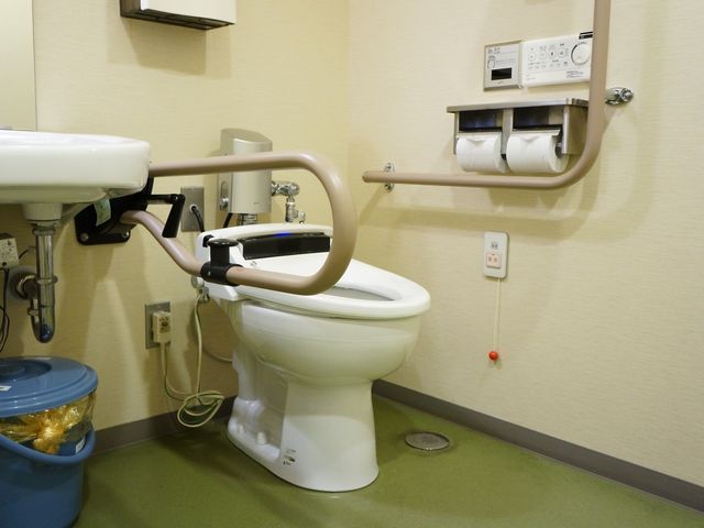 バリアフリーの洗面所 トイレ 安全に配慮された手すりが設置された清潔な洗面台で、安心してご使用いただけます。緊急時のコールボタンも完備しています。