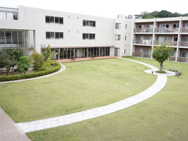 広々とした緑豊かな中庭