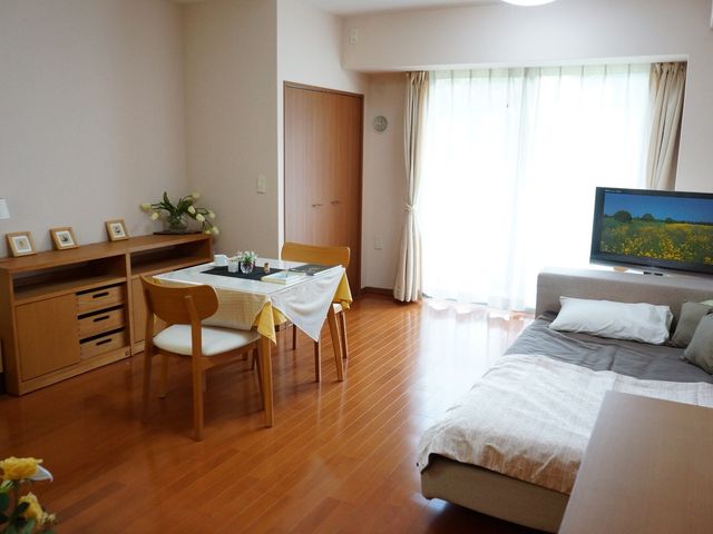 居心地のよい居室景色 居室 明るく広々とした居室で、リラックスしながら過ごせる設計がされています。使い勝手を考えた家具も完備され、快適な生活空間を提供しております。