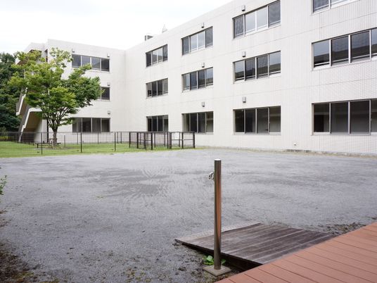 広々とした施設の中庭