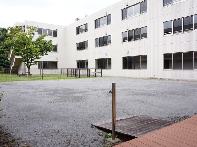 広々とした施設の中庭 外観 広い敷地を持つ中庭は、静かで心休まる場所です。ここで新たな仲間と共に穏やかな時間を過ごすことができます。