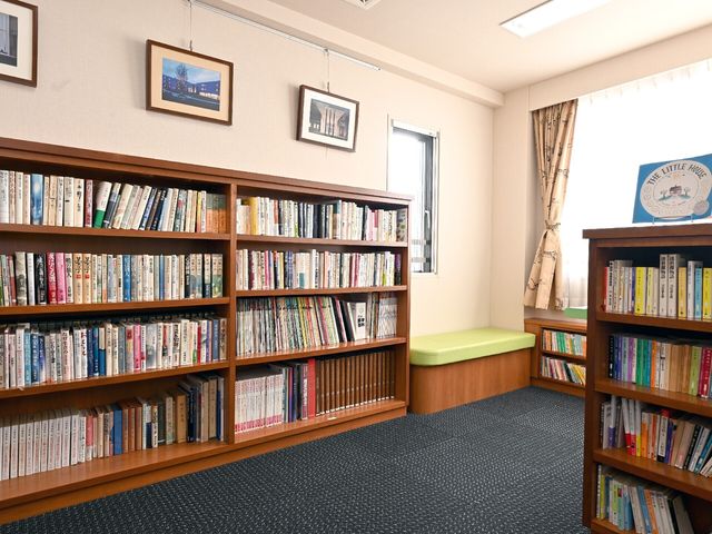 充実した図書コーナー ラウンジ 勤務中の息抜きにも利用できる、ゆったりとした空間の図書コーナーです。