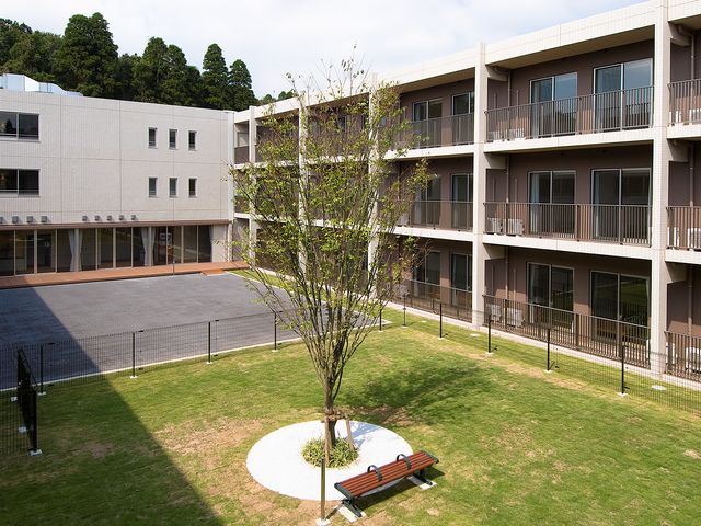 清潔感のある施設外観 中庭 清潔で開放感のある環境が自慢の施設で、快適な職場を一緒につくりませんか。