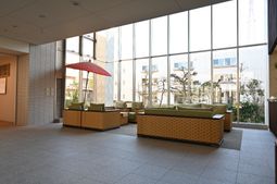 ソファーと傘のあるロビー