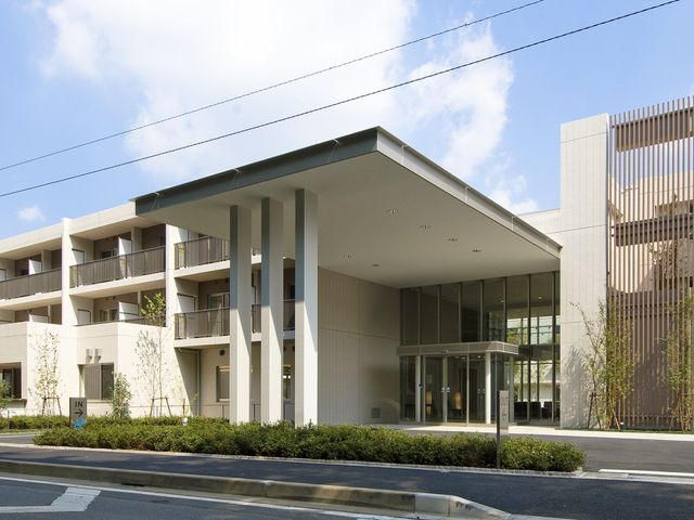 モダンな建築のエントランス 施設 広々としたエントランスが迎える、明るく開放的な雰囲気の施設です。快適な空間で働きたいと考えている方におすすめします。