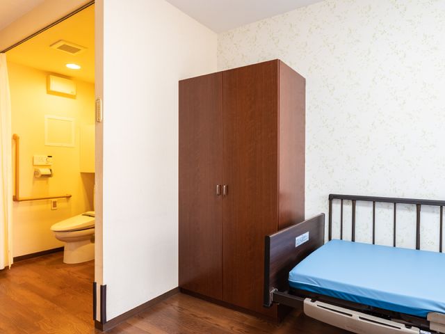 清潔感のある居室の一角 居室 整えられた居室には、手すり付きのトイレが併設されており、快適な日常生活をサポートします。