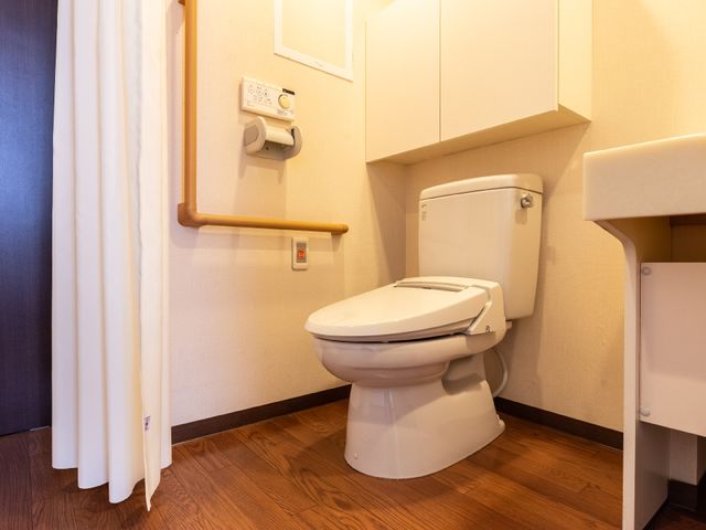 バリアフリーのトイレ トイレ 握りやすい手すり付きの清潔なトイレです。利用者の安全と利便性を考えた設計になっており、快適にご使用いただけます。