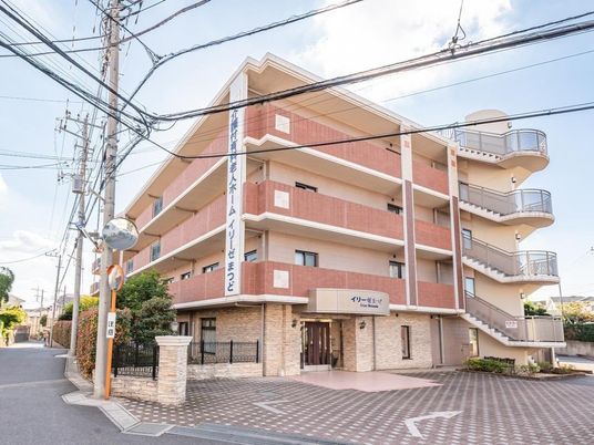 静かな街並の建物正面