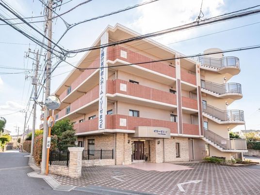 静かな街並の建物正面