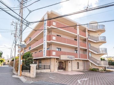 静かな街並の建物正面