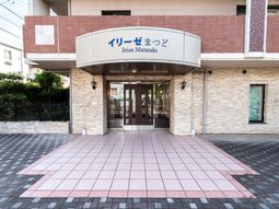 入口のアーチと石積み