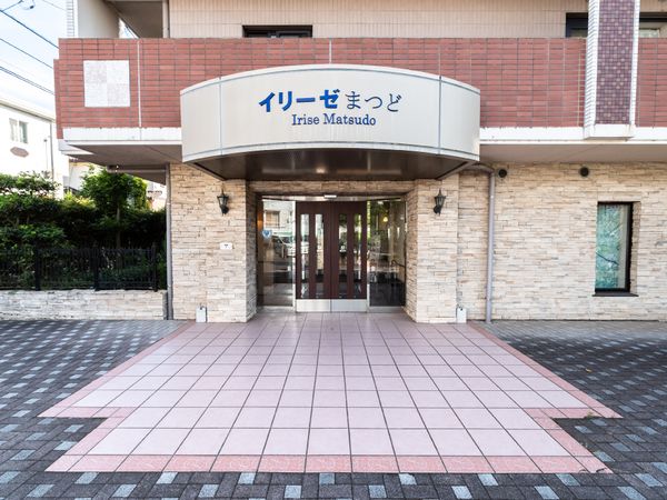 入口のアーチと石積み
