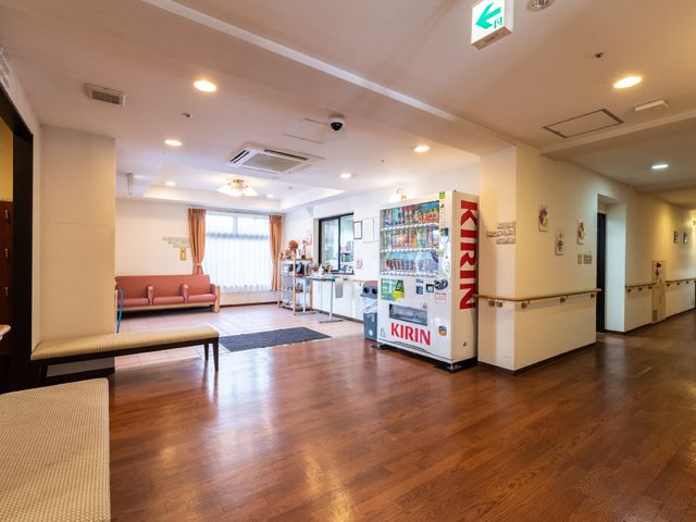 落ち着いた雰囲気のロビー 受付 広々とした休憩ができるロビーで、ソファや自動販売機が備わっており、来訪者の方々もリラックスできる空間です。