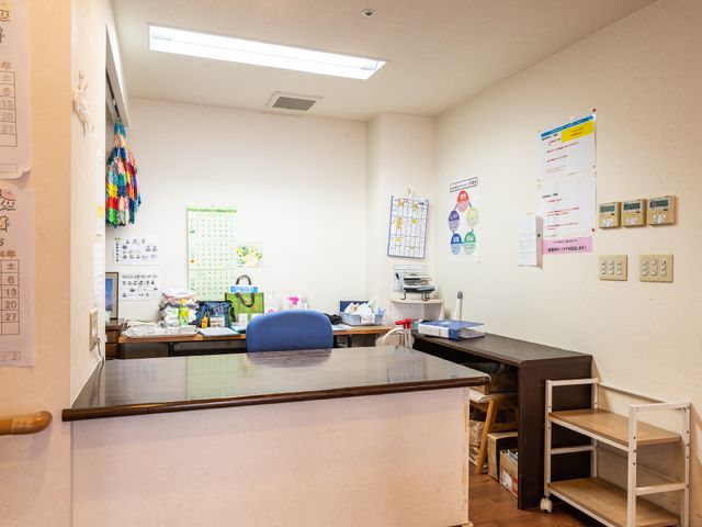 機能訓練室の光景 受付 整った設備が揃う機能訓練室です。日々のリハビリや作業をサポートする環境が整っています。