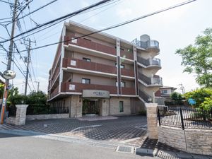 赤茶色の建物の外観
