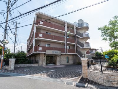 赤茶色の建物の外観