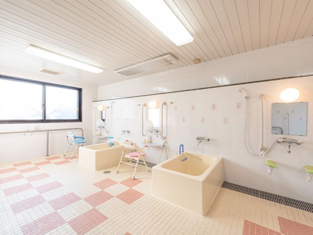 手すり付き浴室 大浴場 手すりやシャワーチェアを配した、ゆったりとした浴室です。安全に配慮しており、快適な入浴をサポートします。