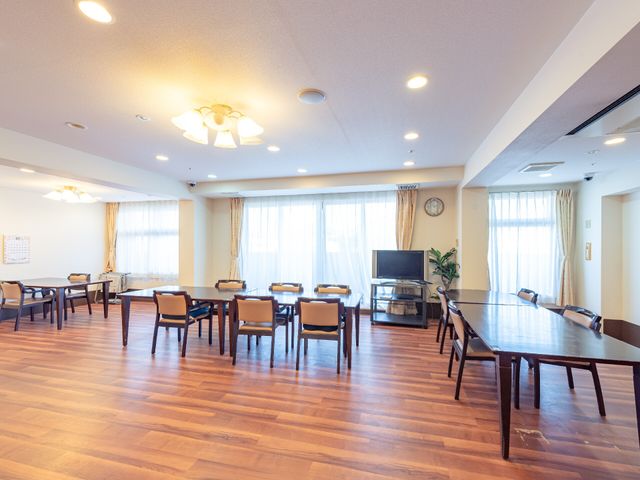 明るく広々とした食堂 食堂 広々とした室内に配置されたテーブルセットが、日々の食事時間を快適にします。共に時を過ごす場として、交流の中心になる空間です。
