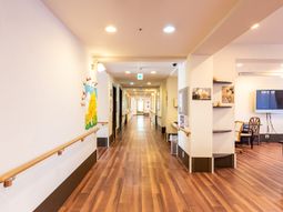 明るい廊下と掲示物