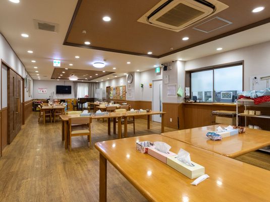 広々としたテーブルが並ぶ部屋