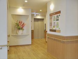温もりある廊下の風景