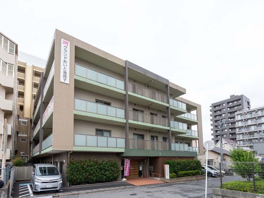 広々とした建物外観