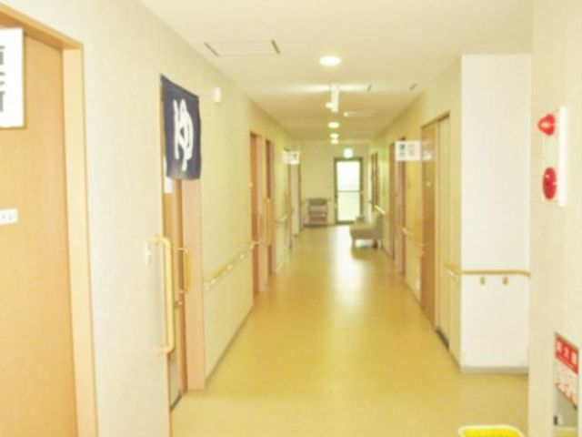 明るく清潔な廊下 通路 落ち着いた色合いの廊下は清潔感があり、働く環境としてもご利用者様にとっても安心です。
