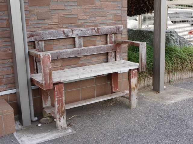 古びたベンチの外観