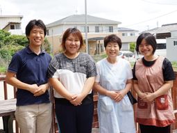 笑顔のスタッフ4人