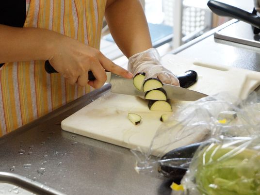 手作業で野菜を切る様子