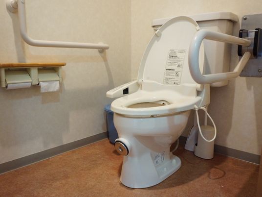 施設の写真 トイレは清潔感があり広々としたスペースを確保している。個室内には手摺、温水洗浄便座が完備しており、安全に利用出来る。