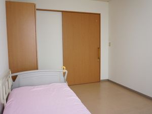 居室のベッドと戸