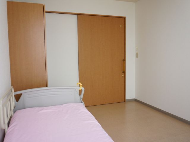居室のベッドと戸