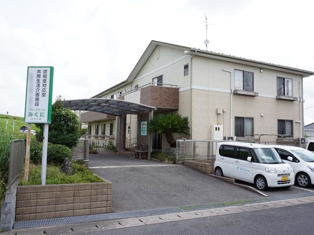 外観の施設入口 外観 ゆったりとしたエントランスが特徴の外観です。緑豊かな環境で、明るく清潔感のある就業先をお探しの方におすすめします。