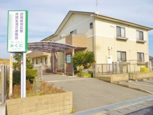 明るい日差しの外観