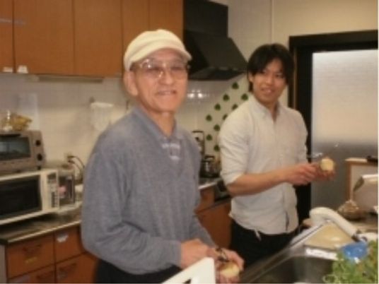 料理中の利用者とスタッフ